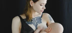 Mamá dando el pecho a su bebé