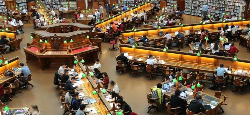 Estudiantes de Enfermería en la Biblioteca General