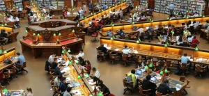 ¿Qué hay que estudiar para ser matrona? Estudiantes de Enfermería en la Biblioteca General
