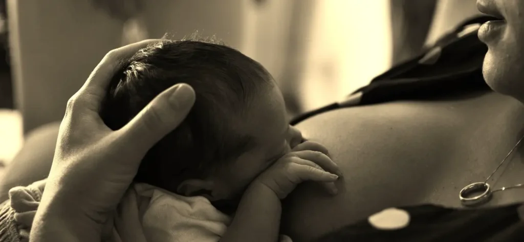 Madre amamantando a su bebé