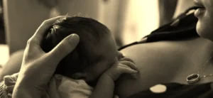 Bebé recién nacido en la sala de parto Madre amamantando a su bebé