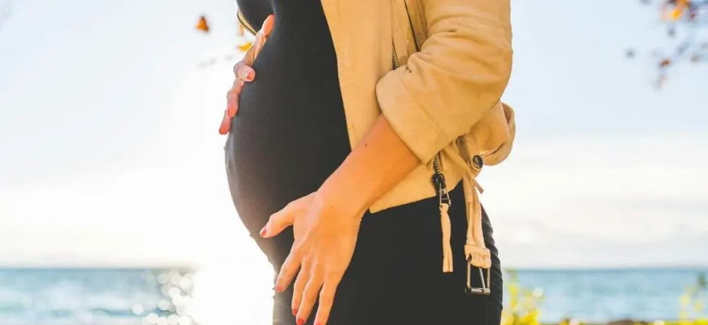 Mujer embarazada de pocos meses